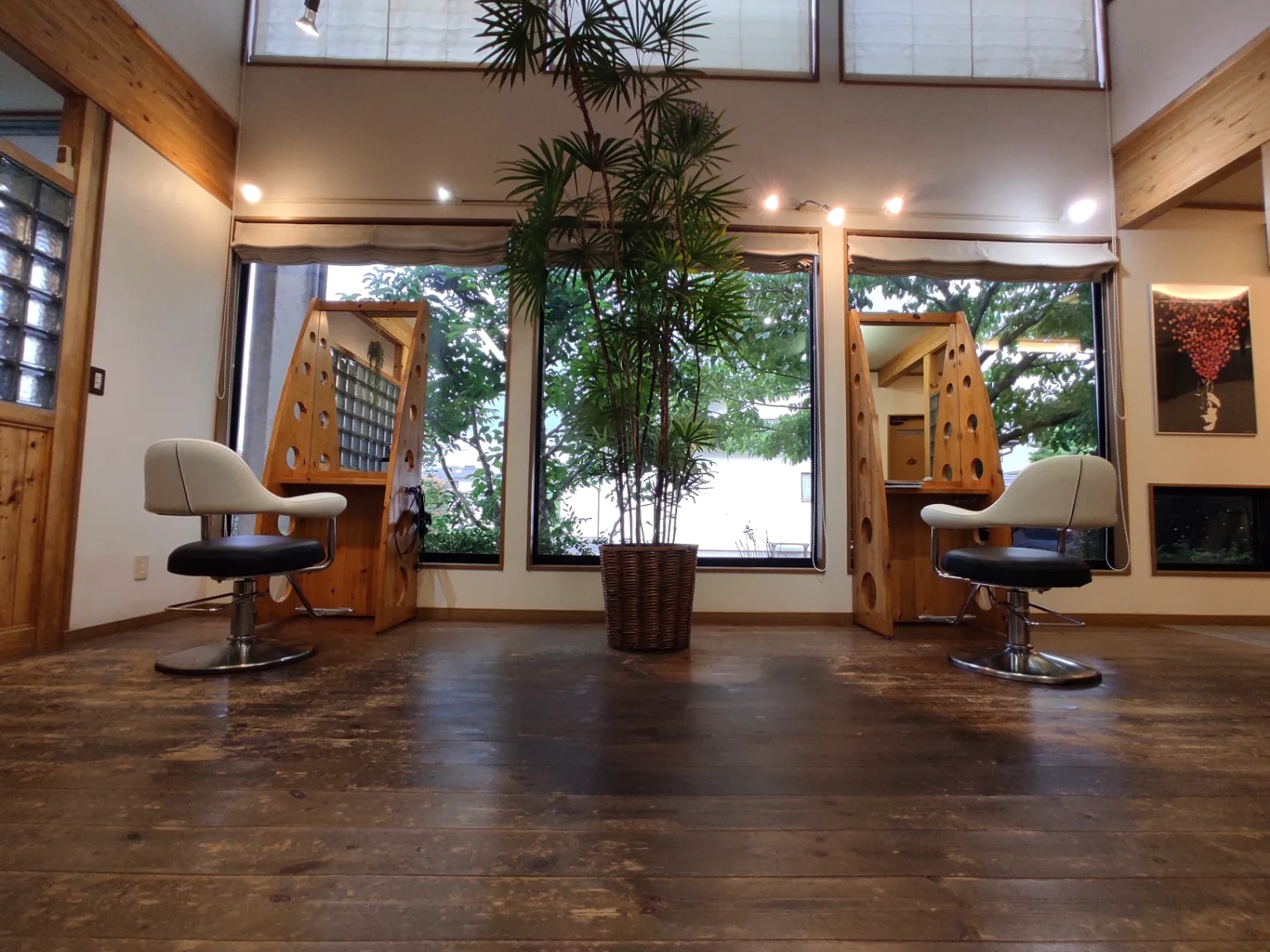 木と緑に囲まれ、自然光が差し込むHair Make PRISMの店内