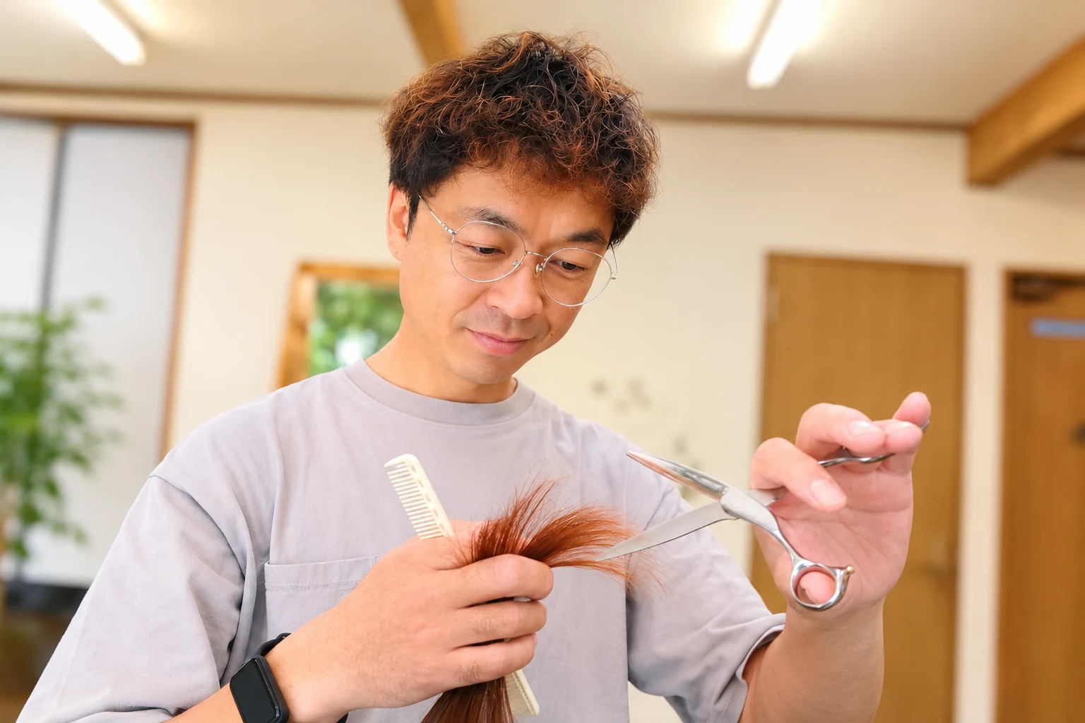 カットに集中する男性スタイリスト